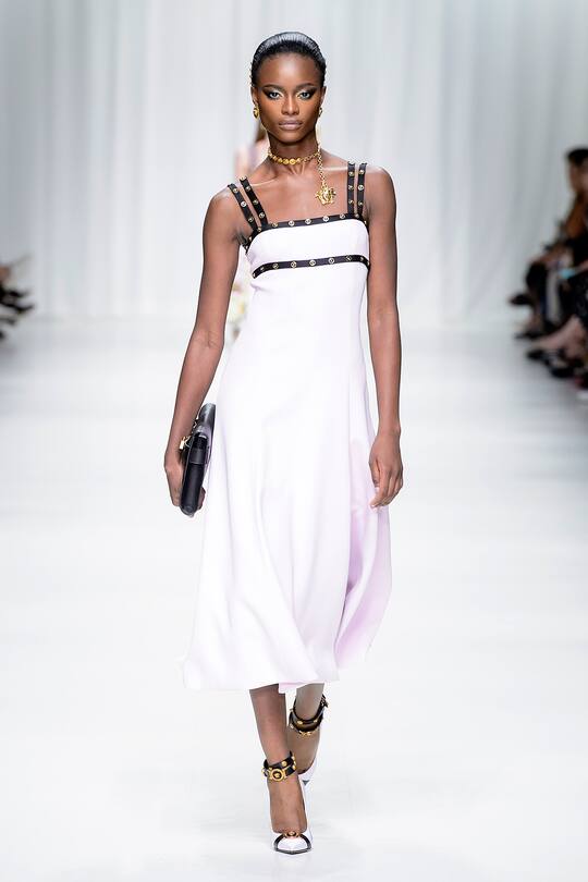 Runway-Bild der Versace Frühjahr/Sommer 2018 Show in Mailand