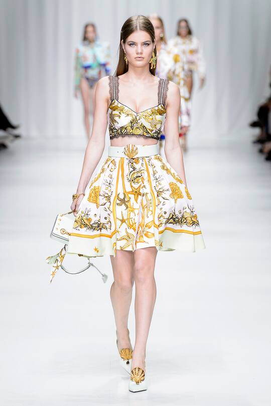 Runway-Bild der Versace Frühjahr/Sommer 2018 Show in Mailand