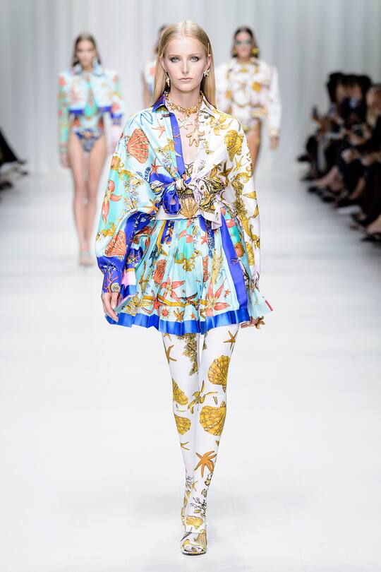 Runway-Bild der Versace Frühjahr/Sommer 2018 Show in Mailand
