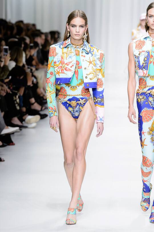 Runway-Bild der Versace Frühjahr/Sommer 2018 Show in Mailand