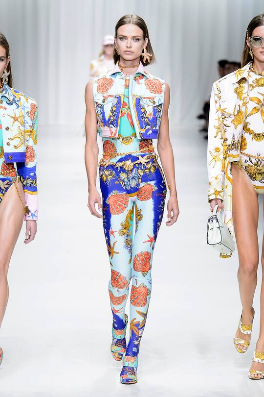 Runway-Bild der Versace Frühjahr/Sommer 2018 Show in Mailand