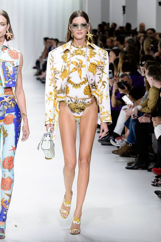 Runway-Bild der Versace Frühjahr/Sommer 2018 Show in Mailand