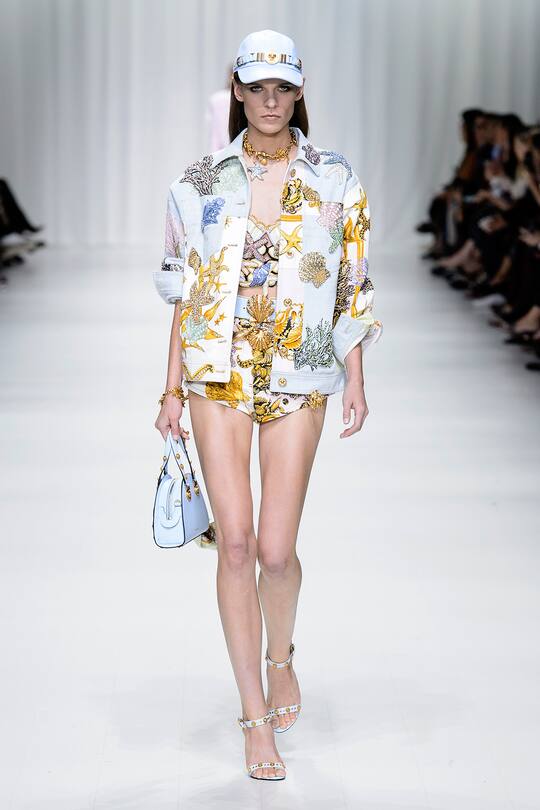 Runway-Bild der Versace Frühjahr/Sommer 2018 Show in Mailand