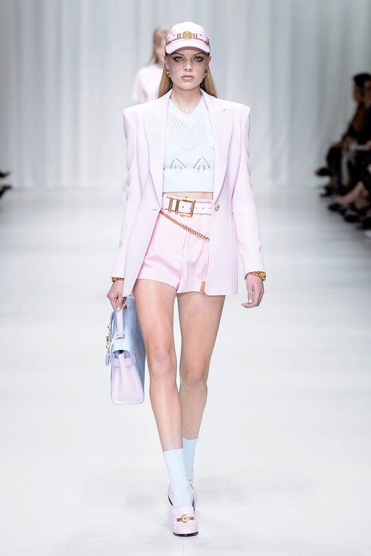 Runway-Bild der Versace Frühjahr/Sommer 2018 Show in Mailand