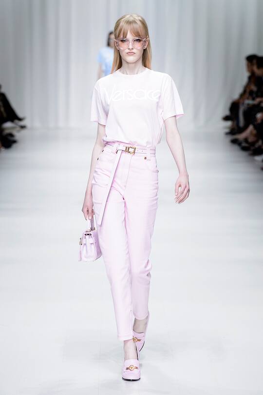 Runway-Bild der Versace Frühjahr/Sommer 2018 Show in Mailand