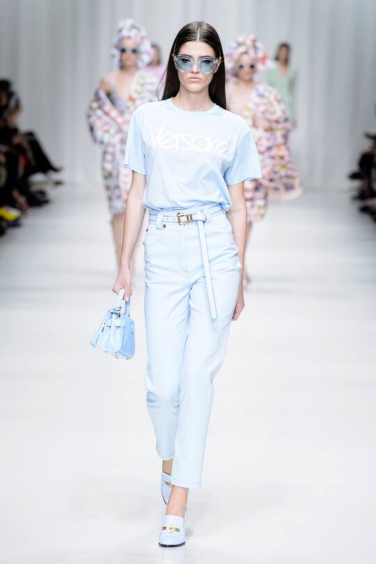 Runway-Bild der Versace Frühjahr/Sommer 2018 Show in Mailand