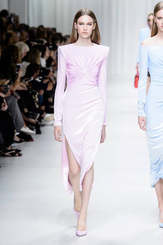 Runway-Bild der Versace Frühjahr/Sommer 2018 Show in Mailand