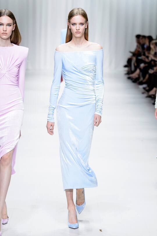 Runway-Bild der Versace Frühjahr/Sommer 2018 Show in Mailand