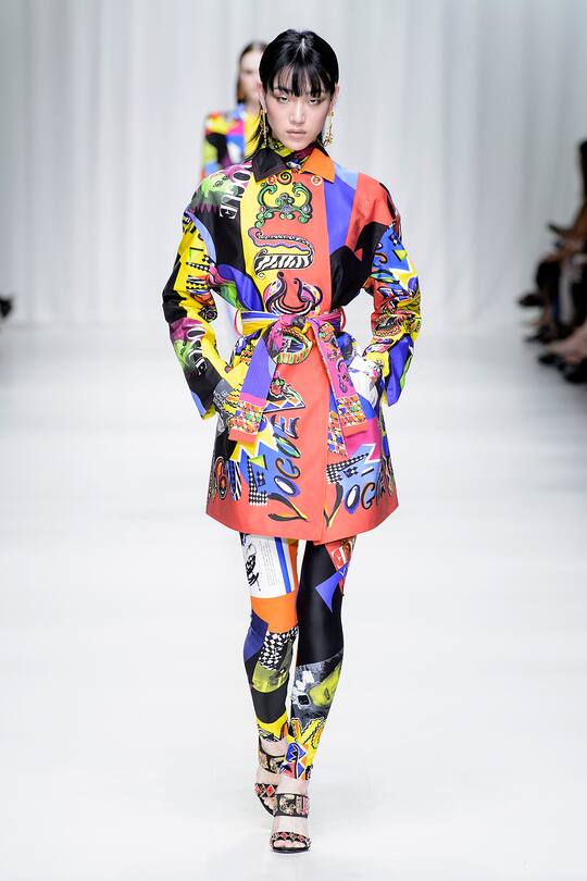 Runway-Bild der Versace Frühjahr/Sommer 2018 Show in Mailand