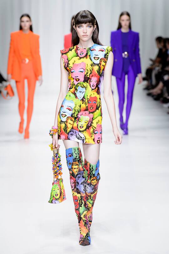 Runway-Bild der Versace Frühjahr/Sommer 2018 Show in Mailand