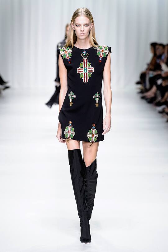 Runway-Bild der Versace Frühjahr/Sommer 2018 Show in Mailand