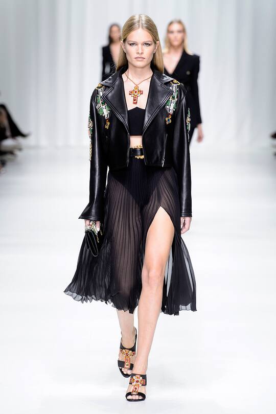 Runway-Bild der Versace Frühjahr/Sommer 2018 Show in Mailand
