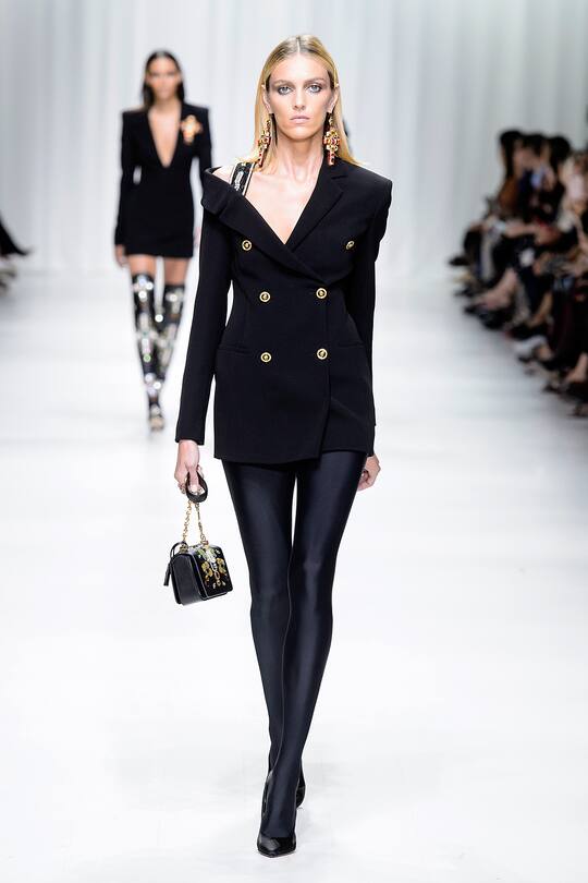 Runway-Bild der Versace Frühjahr/Sommer 2018 Show in Mailand