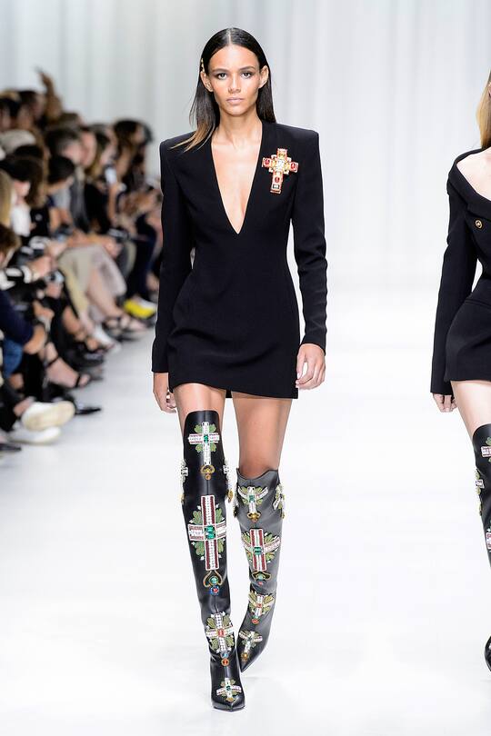 Runway-Bild der Versace Frühjahr/Sommer 2018 Show in Mailand