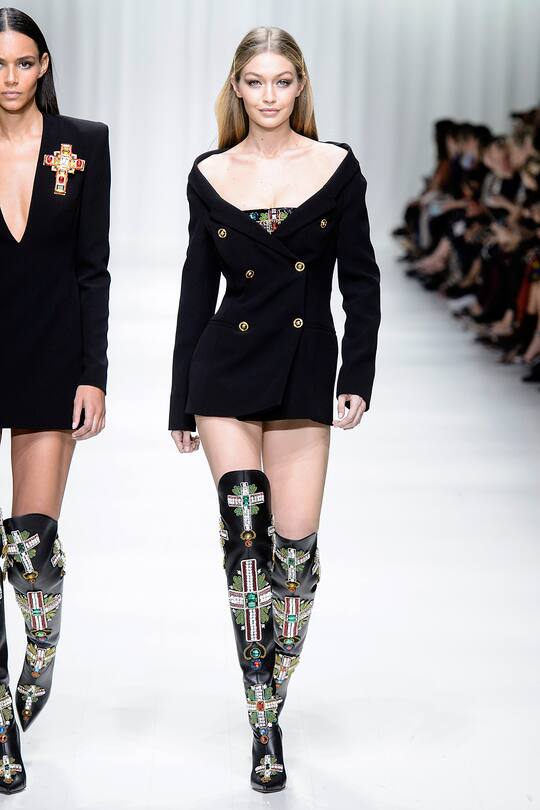 Runway-Bild der Versace Frühjahr/Sommer 2018 Show in Mailand