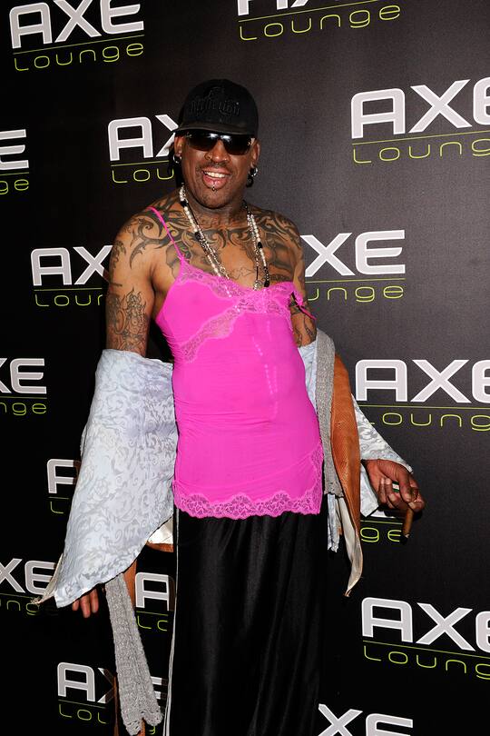 Dennis Rodman pinkes Spitzen-Tank-Top Girlfriend-Look Fail