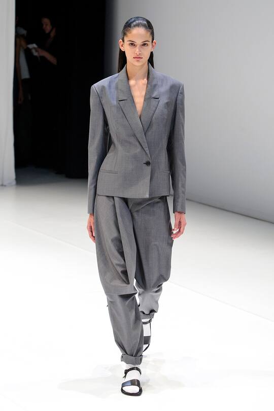 Die Runway-Bilder der Hussein Chalayan SS18 Show in London