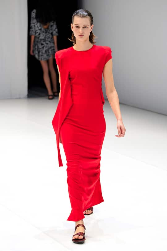 Die Runway-Bilder der Hussein Chalayan SS18 Show in London