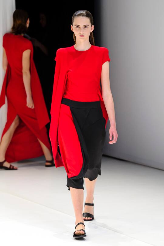 Die Runway-Bilder der Hussein Chalayan SS18 Show in London