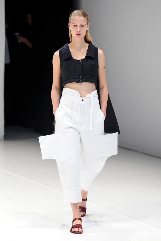 Die Runway-Bilder der Hussein Chalayan SS18 Show in London