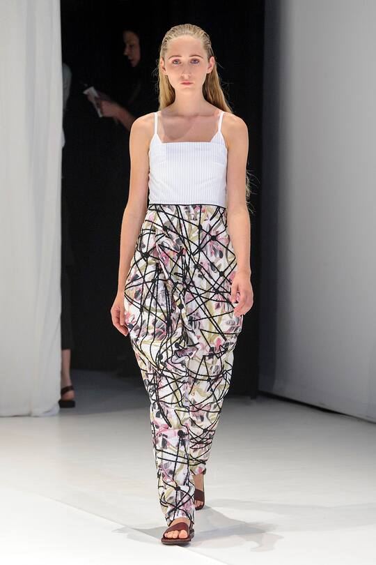 Die Runway-Bilder der Hussein Chalayan SS18 Show in London