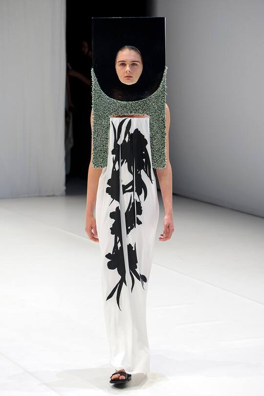 Die Runway-Bilder der Hussein Chalayan SS18 Show in London