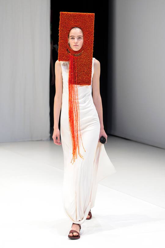 Die Runway-Bilder der Hussein Chalayan SS18 Show in London