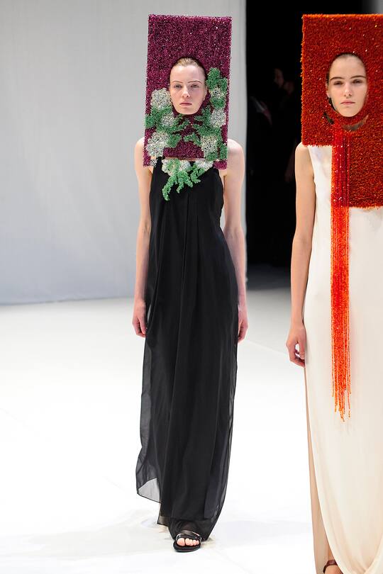 Die Runway-Bilder der Hussein Chalayan SS18 Show in London