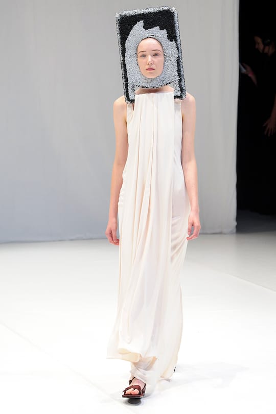 Die Runway-Bilder der Hussein Chalayan SS18 Show in London