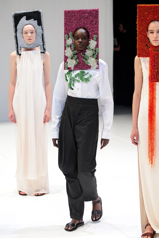 Die Runway-Bilder der Hussein Chalayan SS18 Show in London