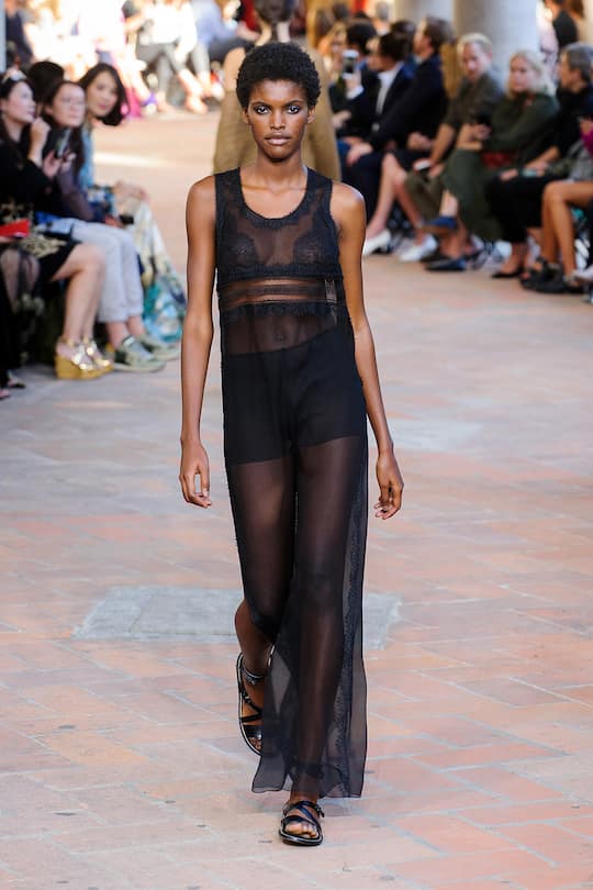 Runway-Bild der Alberta Ferretti Frühjahr/Sommer 2018 Show in Mailand