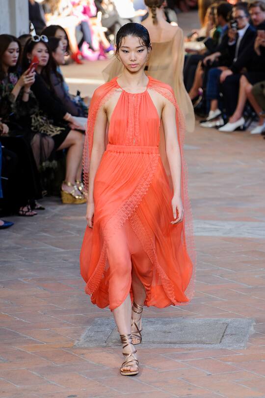 Runway-Bild der Alberta Ferretti Frühjahr/Sommer 2018 Show in Mailand