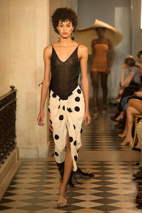 Runway-Bild der Jacquemus Frühjahr/Sommer 2018 Show in Paris