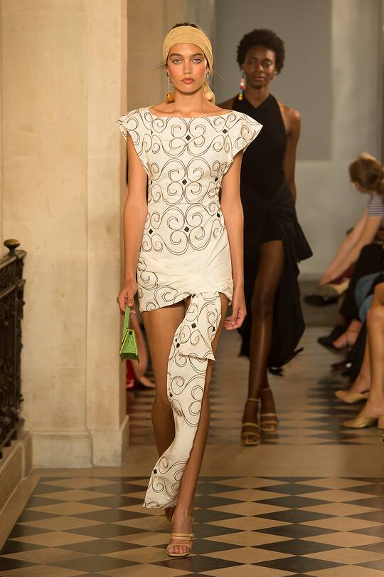 Runway-Bild der Jacquemus Frühjahr/Sommer 2018 Show in Paris