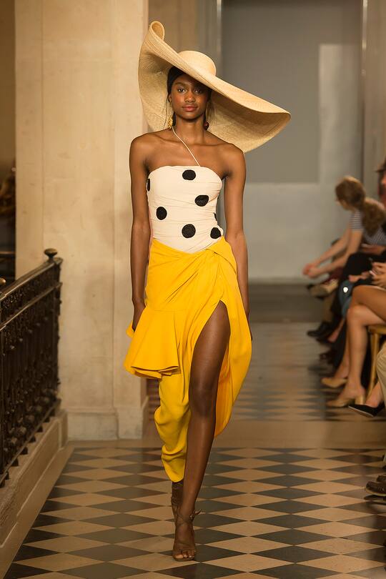 Runway-Bild der Jacquemus Frühjahr/Sommer 2018 Show in Paris