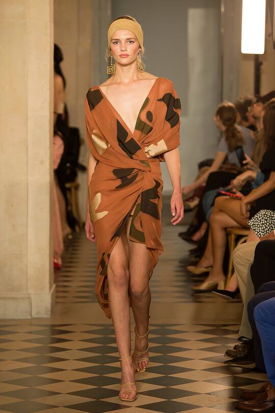 Runway-Bild der Jacquemus Frühjahr/Sommer 2018 Show in Paris