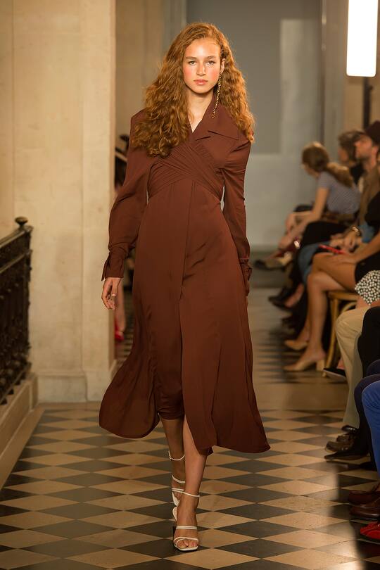 Runway-Bild der Jacquemus Frühjahr/Sommer 2018 Show in Paris