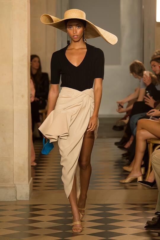 Runway-Bild der Jacquemus Frühjahr/Sommer 2018 Show in Paris