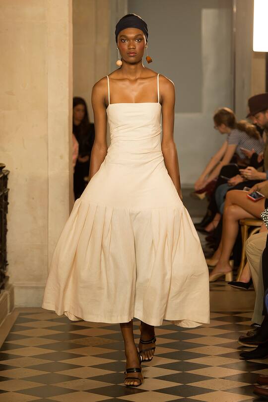 Runway-Bild der Jacquemus Frühjahr/Sommer 2018 Show in Paris