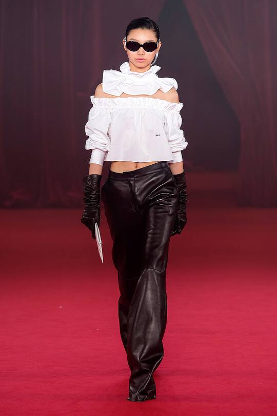 Runway-Bild der Off White Frühjahr/Sommer 2018 Show in Paris