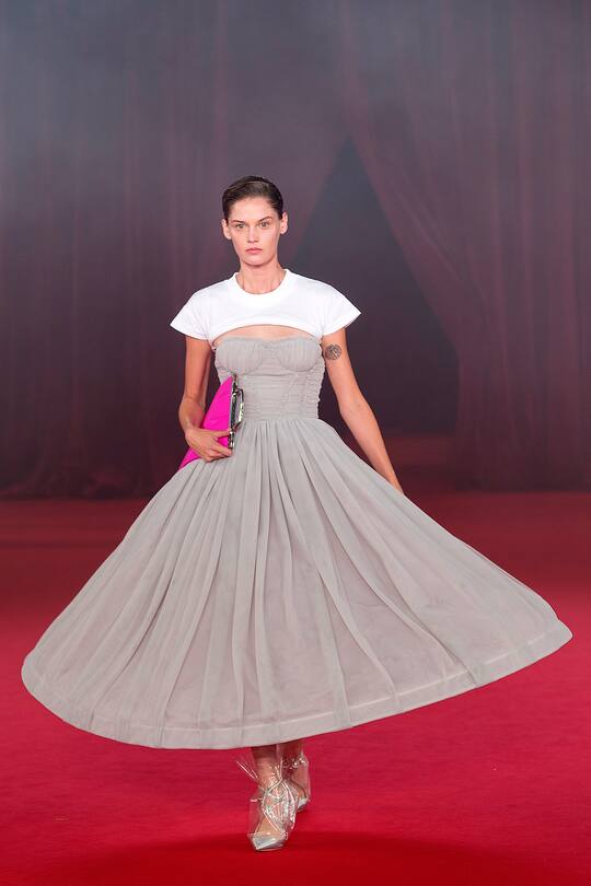 Runway-Bild der Off White Frühjahr/Sommer 2018 Show in Paris