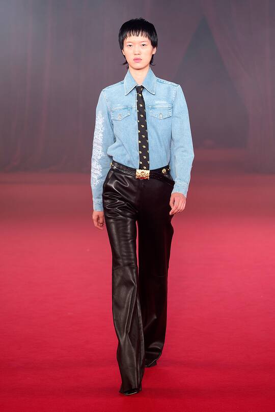 Runway-Bild der Off White Frühjahr/Sommer 2018 Show in Paris