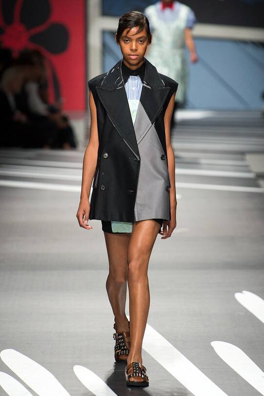 Runway-Bild der Prada Frühjahr/Sommer 2018 Show in Mailand