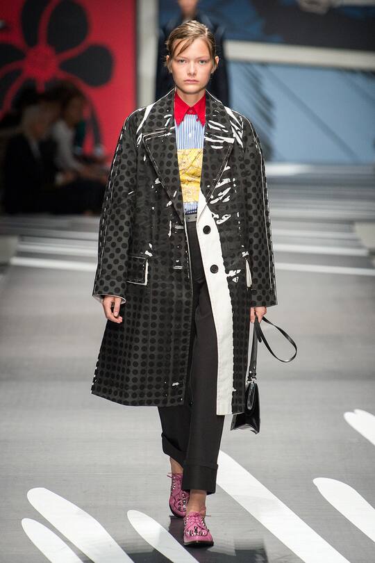 Runway-Bild der Prada Frühjahr/Sommer 2018 Show in Mailand