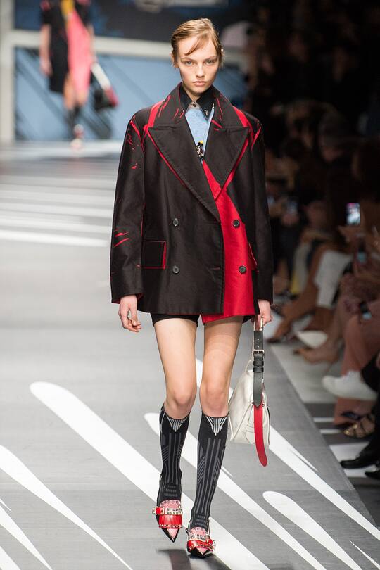Runway-Bild der Prada Frühjahr/Sommer 2018 Show in Mailand