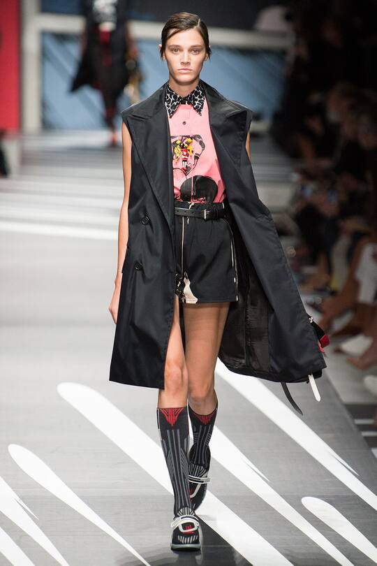 Runway-Bild der Prada Frühjahr/Sommer 2018 Show in Mailand