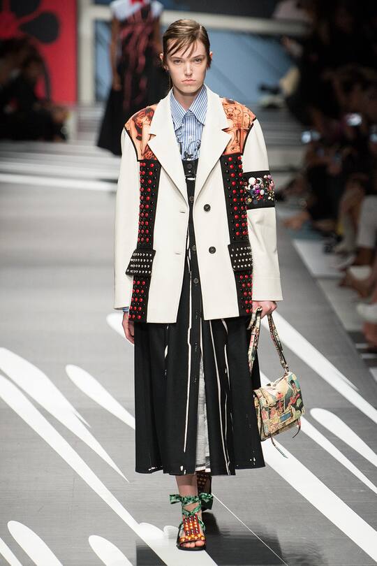 Runway-Bild der Prada Frühjahr/Sommer 2018 Show in Mailand