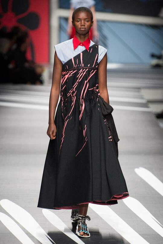 Runway-Bild der Prada Frühjahr/Sommer 2018 Show in Mailand