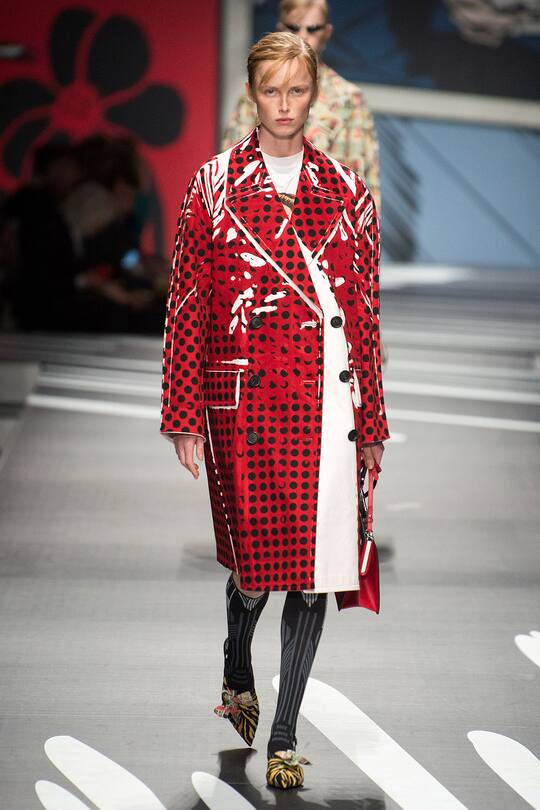 Runway-Bild der Prada Frühjahr/Sommer 2018 Show in Mailand