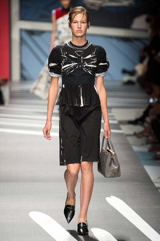 Runway-Bild der Prada Frühjahr/Sommer 2018 Show in Mailand